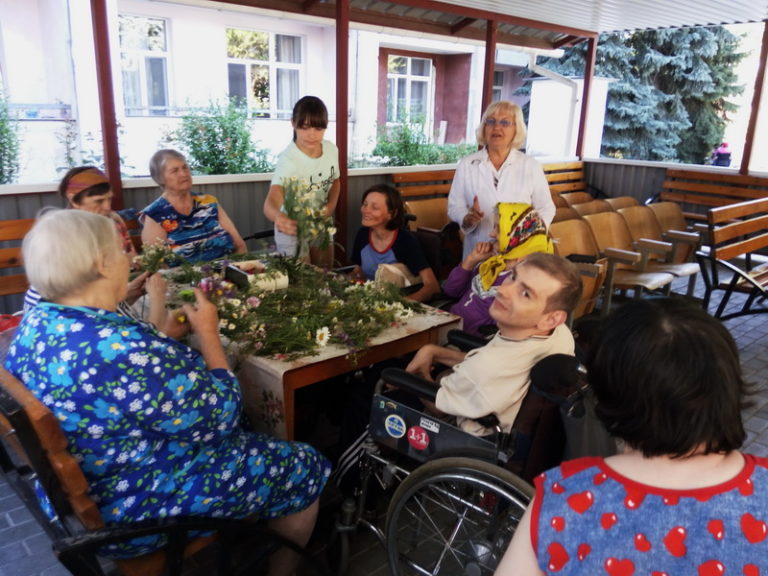 Плетение венков на Ивана Купалу