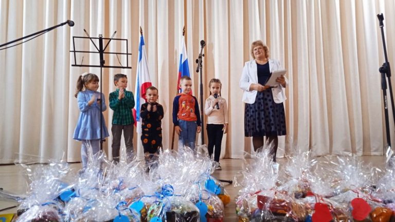 Детсадовцы поздравляют  с Днем бабушек и дедушек