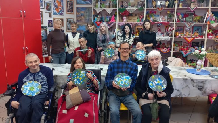 Рисуем цветы с художниками  из «Крымского художественного  училища им. Н.С.Самокиша»